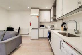 Modern 2 Bedroom Apartment with Parking, Slough